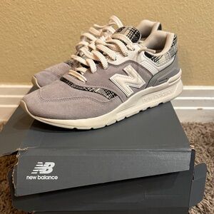 Like new!! New Balance Cream and Gray Casual Sneakers- women’s size 7.5